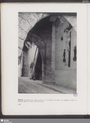 Iphofen. Einersheimer Tor, erbaut um 1550, von der Stadtseite aus gesehen, mit (plastischem) Kruzefix und (gemalten) Figuren der Maria und des Johannes