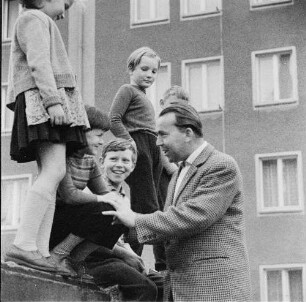 Niesky. Ein Mann unterhält sich mit mehreren Kindern