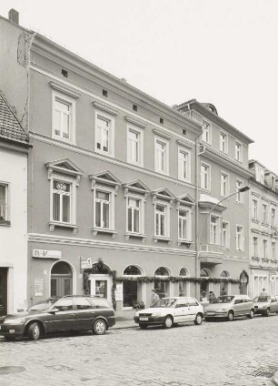 Radeberg, Wohnhaus : Radeberg. Wohnhäuser mit Läden. Hauptstraße 13/15. Um 1880 beziehungsweise 1925. Straßenansicht