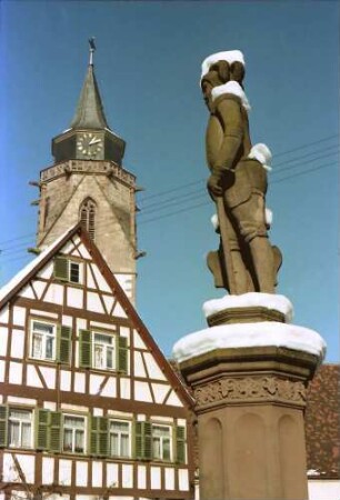 Dornstetten: Brunnen mit Ritterstandbild, seitlich mit Kirchturm
