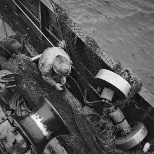 Netzflicken, Männer am Netz, Fischdampfer PC312 Tirol