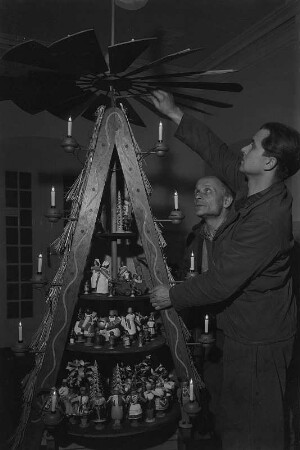 Dresden-Zschachwitz. Aufbau der Pyramide "Völkerfreundschaft" im Beisein des VVN-Veterans Hans Grossner