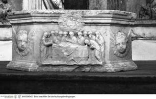 Marienstatue, Sockel mit Marientod
