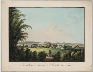 Stadtansicht von Herrnhut in der Oberlausitz von Südwesten, mittig der Betsaal der Brüdergemeine, rechts der Vogtshof, im Hintergrund der Hutberg mit dem Altan und die Landeskrone bei Görlitz