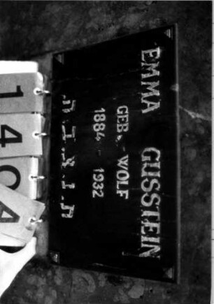 Grabstein 140 (Index: 100109359) Material: Kalkstein mit schwarzer Metallplatte Zustand: gut Maße HxBxT: 165x95x17 cm Beschreibung: Stele, Sockel, eingezogener Konvexbogenabschluß, Schriftplatte rechteckig: Grabstein 140A