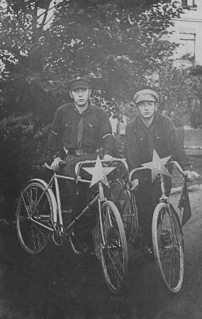 Paul Roscher (rechts) und Otto Klemm in den Uniformen des Roten Frontkämpferbundes neben ihren Fahrrädern : Paul Roscher und Otto Klemm in den Uniformen des Roten Frontkämpferbundes