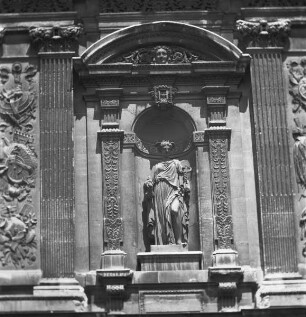 Palais du Louvre / Musée National du Louvre — Grande Galerie — Statue