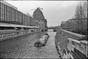 Die Spree an der Nordseite des Palasts der Republik mit Blick auf den Berliner Dom : Berlin-Mitte. Die Spree an der Nordseite des Palasts der Republik mit Blick auf den Berliner Dom
