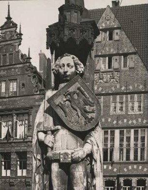Bremen. Der 1404 errichtete Roland auf dem Marktplatz. Detailaufnahme mit Schild und Schwert