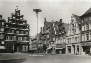 Lüneburg, Am Sande. Platzansicht mit ehemaligem Brauhaus (Gebäude der Industrie- und Handelskammer; 1548), Nr. 1