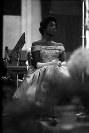 Donaueschingen: Donaueschinger Musiktage; Stadthalle; Gloria Davy singt Arie von Hans W. Henze, sitzend