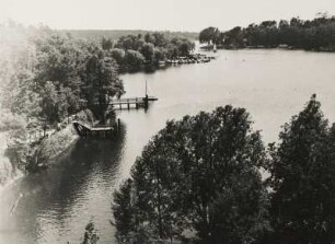 Berlin-Spandau. Blick von der Freybrücke auf den Pichelssee und seine bewaldete Umgebung