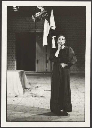 Szenenbild aus einer "Hamlet"-Inszenierung an der Hochschule für Schauspielkunst Ernst Busch