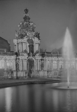 Dresden. Zwinger, Kronentor mit Langgalerien bei Nacht, Hofseite