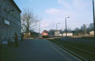 Wriezen Lok 232 692 Nahverkehrszug EW-Wriezen-Eberswalde Bahnsteig Ausfahrsignale Reisender