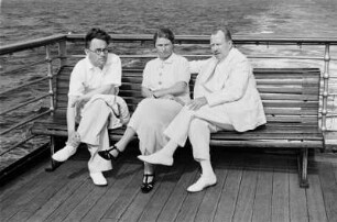 Bordleben Cap Arcona. Drei Passagiere auf einer Bank an Deck