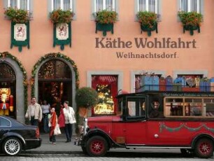 Weihnachtsgeschäft in der Herrngasse, historischer Omnibus