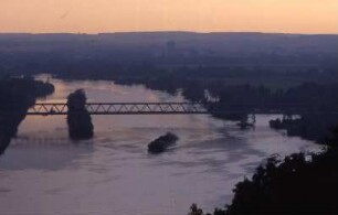 Blick von der Walhalla bei Regensburg auf die Donau am Abend