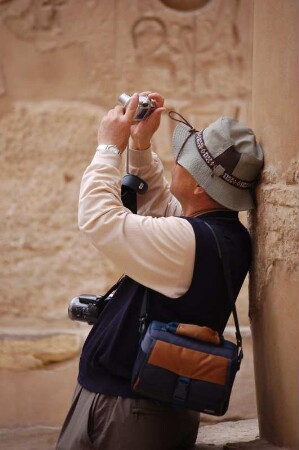 Tourist im Säulensaal des Amun-Tempels von Karnak, Luxor