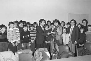 Humboldt-Gymnasium Karlsruhe. Spende aus dem Erlös des letztjährigen Weihnachtsmarktes an die Organisation "Weißer Ring"