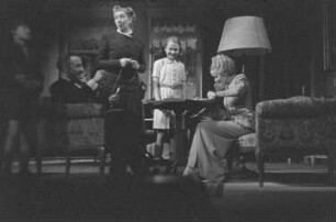 Szenenbilder aus dem Stück "Auf der anderen Seite" von Lillian Hellman am Hebbel-Theater Berlin