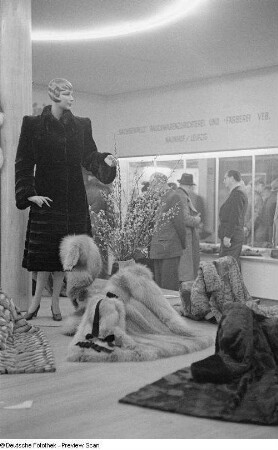 Verschiedene Pelzmäntel am Messestand des VEB Rauchwaren-Zurichterei und -Färberei Naunhof