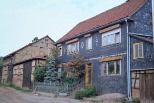 Bauernhof mit Schieferverkleidung am Wohnhaus, Vorgarten und Zaun