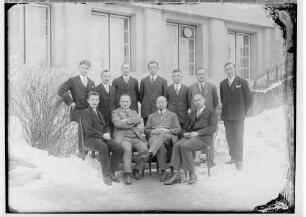 Männergruppe vor der Handwerkskammer; Reihe sitzend, 2. von links: Direktor Anton Bumiller