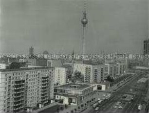 Blick in Richtung Alexanderplatz und Fernsehturm aus einem Hochhaus an der Karl-Marx-Allee nahe des Café Moskau in Berlin (Ost)