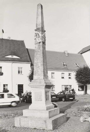 Wittichenau, Marktplatz, Distanzsäule