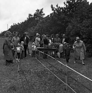 Kinderfest: Eierlaufen: rechts die Bahn, dahinter Erwachsene und Kinder