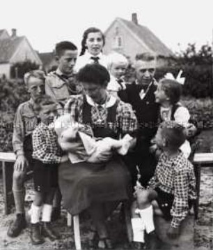 Mutterkreuzträgerin mit ihrer Familie