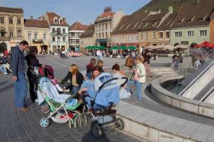 Brasov (Kronstadt) - Menschen auf dem Markt