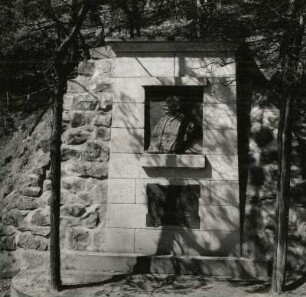 Denkmal für Rudolf Sendig : Denkmal für Rudolf Sendig. Bronze, Sandstein (1928; A. Schwarz). Bad Schandau, oberhalb Rudolf-Sendig-Straße