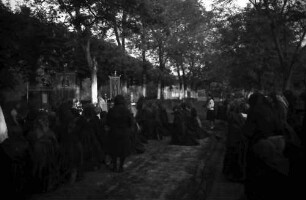 Vinga: Prozession, Niederknien vor dem Heiligen Johannes