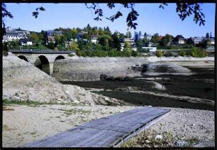 Schluchsee: der leere Schluchsee, leeres Becken an der Bahnstrecke