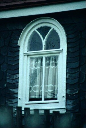 Detail: altes Fenster mit bogenförmigem Oberlicht, Oberlicht mit 2 Sprossen