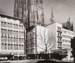 Wallraf-Platz in Köln mit neuen Geschäftshäusern vom Dom überragt