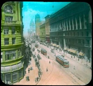 San Francisco, Market Street. Blick von der Powell Street gegen Emporium Building (1896; A. Pissis) mit Aufschrift "1915" (Werbung für die Pan Pacific Exposition 1915) und Claus Spreckel's Call Building (1898; J. und M. Reid)