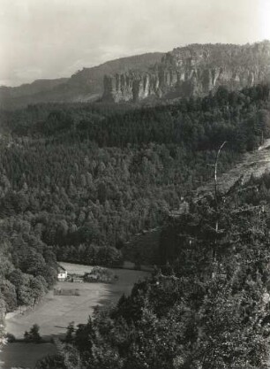 Sächsische Schweiz. Kirnitzschtal oberhalb Mittelndorfer Mühle. Blick flußaufwärts zur Bloßstockgruppe und zum Kleinen Zschand