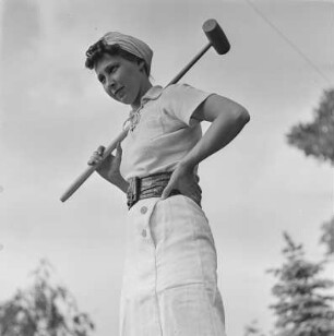 Elisabeth Gremmler mit einem Holzschläger für das Spiel Roque
