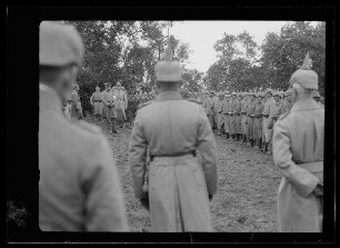Einsegnung von Leutnant von Hopffer in "Tomagne Lager" [bei Douaumont (Dep. Meuse, Frankreich)]
