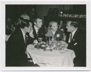 Marlene Dietrich im gestreiften Kostüm von Irene (Los Angeles, 1940) (Archivtitel)