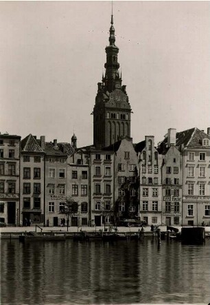 Elbing/Westpreußen (heute Elbląg). Blick über die Elbing zur, im 13. Jahrhundert errichteten Nikolaikirche. Im Vordergrund Bürgerhäuser
