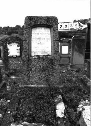 Grabstein 2225 (Index: 100097285) Maße HxBxT: 129x59x35 cm: Grabstein 2225