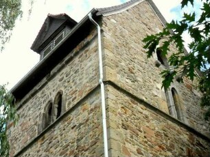 Evangelische Kirche - Kirchturm von Nordwesten-Obergeschoß mit Werksteinen im Mauersteinverband sowie Dacherker im Norden (Giebelwand Ost einst mit Holzerker)
