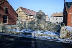 Kriegerdenkmal neben der Kirche