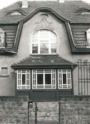 Cossebaude, Weinbergstraße 12. Villa (um 1910). Mittelteil mit Windfang