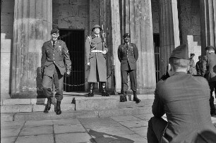 Neue Wache mit US-Soldaten