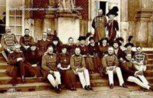 Das deutsche Kaiserpaar mit 19 Familienmitgliedern